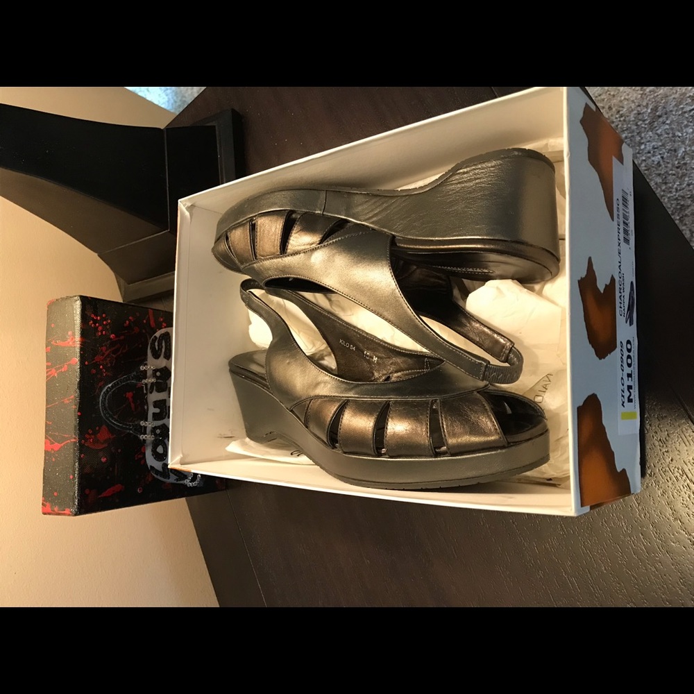Donald Pliner Kilo Charcoal Peep Toe Wedge Size 10